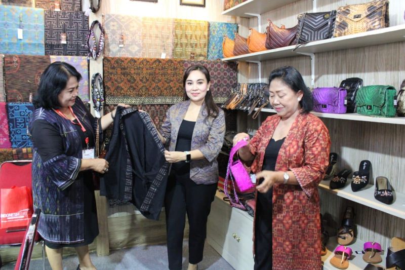 Wakil Ketua Dewan Kerajinan Nasional Daerah (Dekranasda) Kota Denpasar Ayu Kristi Arya Wibawa (tengah) saat berada di salah satu stan IKM Denpasar